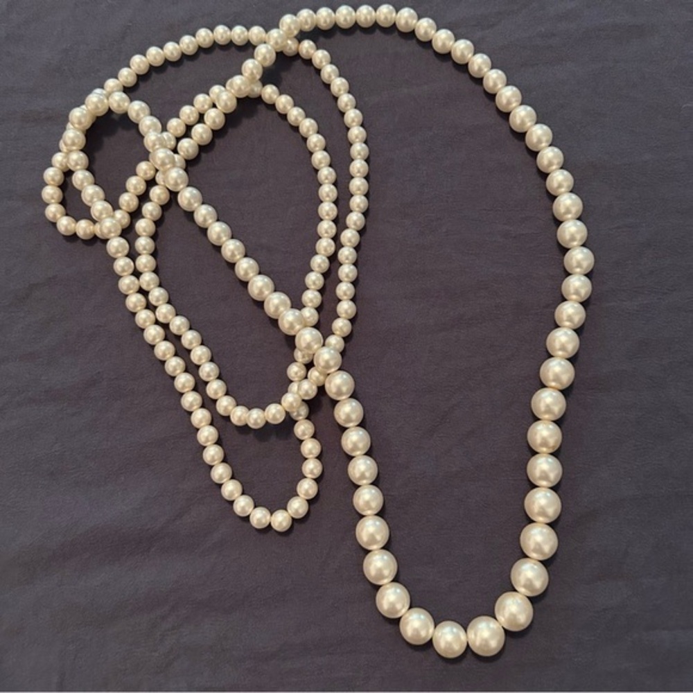 Extra long faux pearl necklace. 32 inches good condition